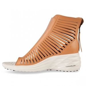 Nike Lunarsandiator Sky Hi Sandal, Size 5